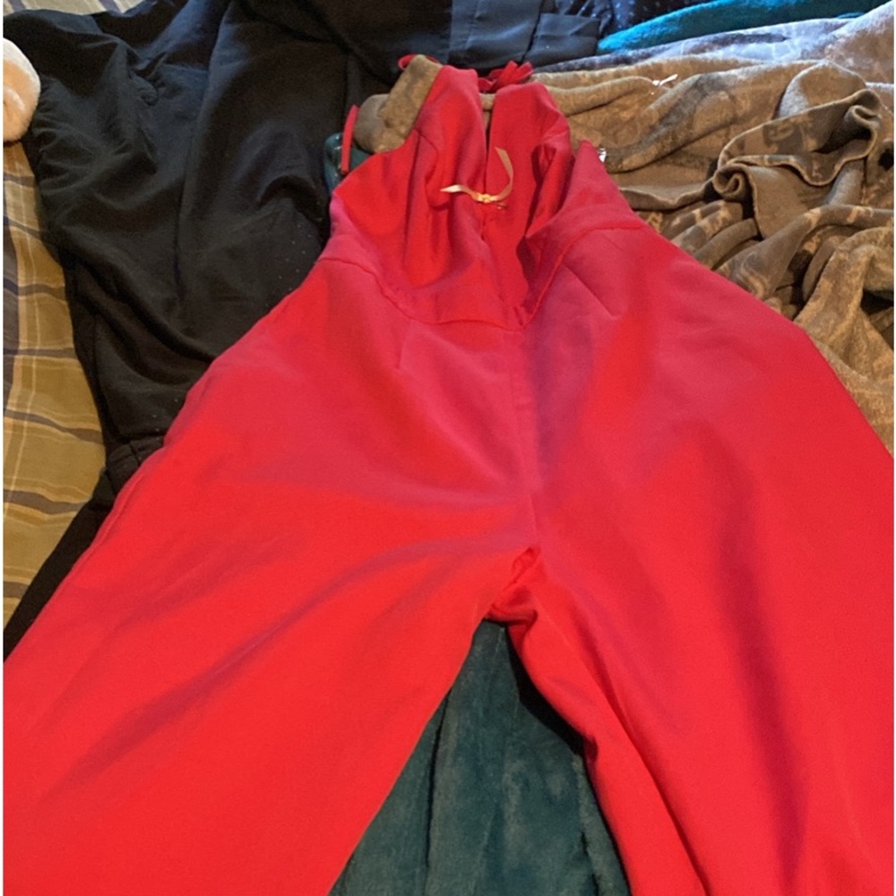 Pink romper size large can’t fit